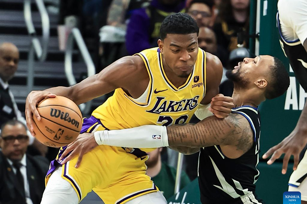 BB体育-詹姆斯关键节点战术调整，雄鹿带队取胜！的简单介绍